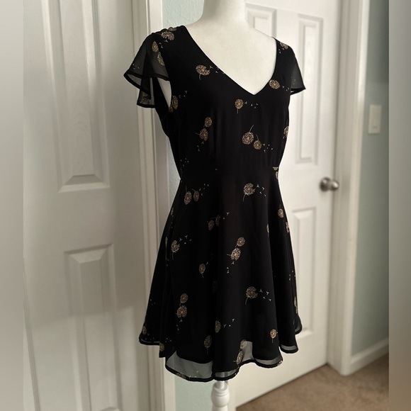 Forever 21 Dresses & Skirts - Forever 21 Black dandelion Flower Print Size Medium